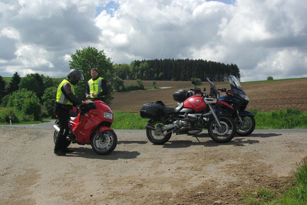 Pinkelpause. . . . short stop for draining some water on the side of the road . . .