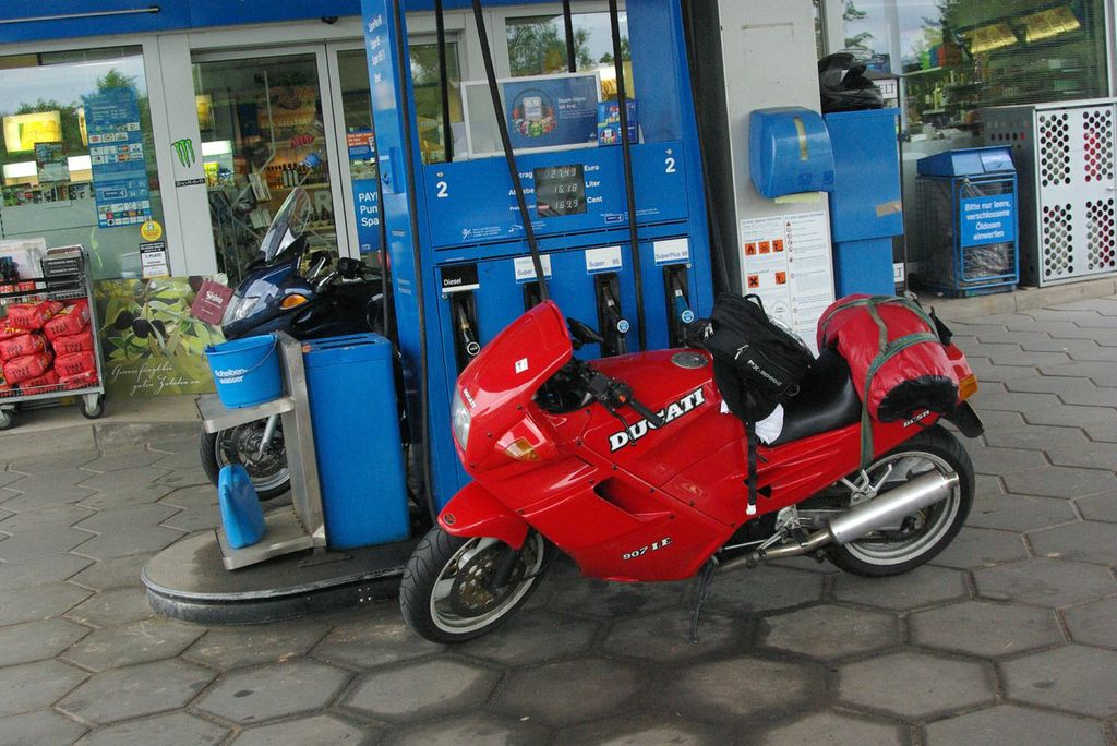 Tankstop Germany filling  the 907. Running 1 ltr on 20 km ;-)